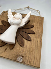 Carica l'immagine nel visualizzatore di Gallery, Quadro con fiore in legno e decorazione angeli 20 x 20 cm