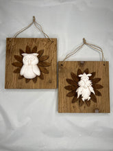 Carica l'immagine nel visualizzatore di Gallery, Quadro con fiore in legno e decorazione gufi 20 x 20 cm