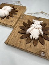 Carica l'immagine nel visualizzatore di Gallery, Quadro con fiore in legno e decorazione gufi 20 x 20 cm