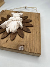 Carica l'immagine nel visualizzatore di Gallery, Quadro con fiore in legno e decorazione gufi 20 x 20 cm