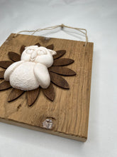 Carica l'immagine nel visualizzatore di Gallery, Quadro con fiore in legno e decorazione gufi 20 x 20 cm