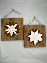 Carica l'immagine nel visualizzatore di Gallery, Quadro con fiore in legno e decorazione stella alpina o elleboro 20 x 20 cm