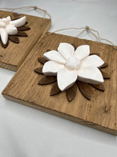 Carica l'immagine nel visualizzatore di Gallery, Quadro con fiore in legno e decorazione stella alpina o elleboro 20 x 20 cm