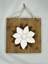 Carica l'immagine nel visualizzatore di Gallery, Quadro con fiore in legno e decorazione stella alpina o elleboro 20 x 20 cm