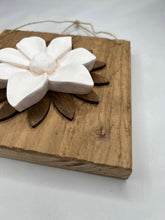 Carica l'immagine nel visualizzatore di Gallery, Quadro con fiore in legno e decorazione stella alpina o elleboro 20 x 20 cm