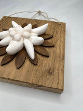 Carica l'immagine nel visualizzatore di Gallery, Quadro con fiore in legno e decorazione stella alpina o elleboro 20 x 20 cm