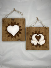 Carica l'immagine nel visualizzatore di Gallery, Quadro con fiore in legno e decorazione cuore o scoiattolo 20 x 20 cm