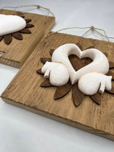 Carica l'immagine nel visualizzatore di Gallery, Quadro con fiore in legno e decorazione cuore o scoiattolo 20 x 20 cm