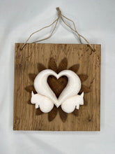 Carica l'immagine nel visualizzatore di Gallery, Quadro con fiore in legno e decorazione cuore o scoiattolo 20 x 20 cm
