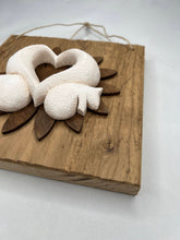 Carica l'immagine nel visualizzatore di Gallery, Quadro con fiore in legno e decorazione cuore o scoiattolo 20 x 20 cm