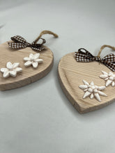 Carica l'immagine nel visualizzatore di Gallery, Cuore in legno 10 cm con decorazioni in gesso