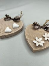 Carica l'immagine nel visualizzatore di Gallery, Cuore in legno 10 cm con decorazioni in gesso
