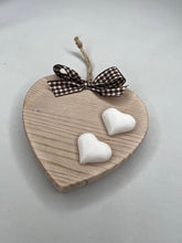Carica l'immagine nel visualizzatore di Gallery, Cuore in legno 10 cm con decorazioni in gesso