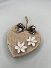 Carica l'immagine nel visualizzatore di Gallery, Cuore in legno 10 cm con decorazioni in gesso