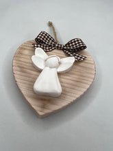 Carica l'immagine nel visualizzatore di Gallery, Cuore in legno 10 cm con decorazioni in gesso