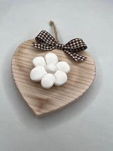 Carica l'immagine nel visualizzatore di Gallery, Cuore in legno 10 cm con decorazioni in gesso