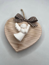 Carica l'immagine nel visualizzatore di Gallery, Cuore in legno 10 cm con decorazioni in gesso