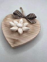 Carica l'immagine nel visualizzatore di Gallery, Cuore in legno 10 cm con decorazioni in gesso