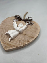 Carica l'immagine nel visualizzatore di Gallery, Cuore in legno 14 cm con decorazioni in gesso