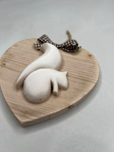 Carica l'immagine nel visualizzatore di Gallery, Cuore in legno 14 cm con decorazioni in gesso
