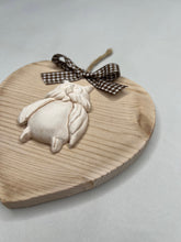 Carica l'immagine nel visualizzatore di Gallery, Cuore in legno 14 cm con decorazioni in gesso