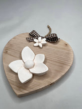 Carica l'immagine nel visualizzatore di Gallery, Cuore in legno 14 cm con decorazioni in gesso