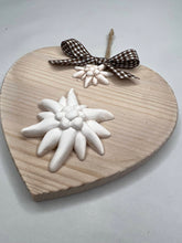 Carica l'immagine nel visualizzatore di Gallery, Cuore in legno 14 cm con decorazioni in gesso