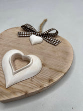 Carica l'immagine nel visualizzatore di Gallery, Cuore in legno 14 cm con decorazioni in gesso