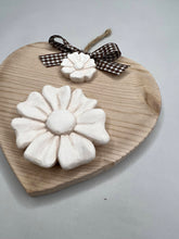 Carica l'immagine nel visualizzatore di Gallery, Cuore in legno 14 cm con decorazioni in gesso
