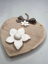 Carica l'immagine nel visualizzatore di Gallery, Cuore in legno 14 cm con decorazioni in gesso