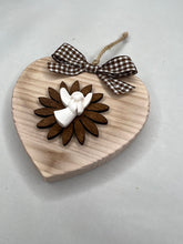 Carica l'immagine nel visualizzatore di Gallery, Cuore in legno 10 cm decorazione con fiore in legno e gesso