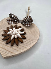 Carica l'immagine nel visualizzatore di Gallery, Cuore in legno 10 cm decorazione con fiore in legno e gesso
