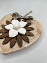 Carica l'immagine nel visualizzatore di Gallery, Cuore in legno 14 cm decorazione con fiore in legno e gesso