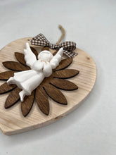 Carica l'immagine nel visualizzatore di Gallery, Cuore in legno 14 cm decorazione con fiore in legno e gesso
