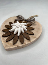 Carica l'immagine nel visualizzatore di Gallery, Cuore in legno 14 cm decorazione con fiore in legno e gesso