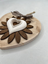 Carica l'immagine nel visualizzatore di Gallery, Cuore in legno 14 cm decorazione con fiore in legno e gesso