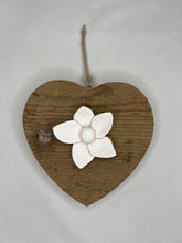 Carica l'immagine nel visualizzatore di Gallery, Cuore in abete Bio 14 cm - elleboro, stella alpina - cuore
