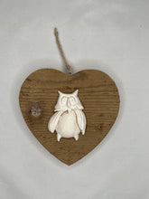 Carica l'immagine nel visualizzatore di Gallery, Cuore in abete Bio 14 cm - gufo, scoiattolo, angelo