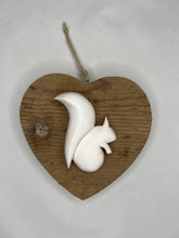 Carica l'immagine nel visualizzatore di Gallery, Cuore in abete Bio 14 cm - gufo, scoiattolo, angelo