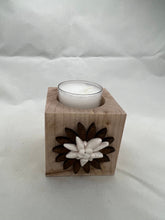 Carica l'immagine nel visualizzatore di Gallery, Candela in legno porta tea light - stella alpina