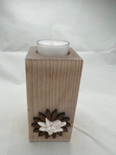 Carica l'immagine nel visualizzatore di Gallery, Candela in legno porta tea light - stella alpina