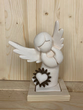 Carica l'immagine nel visualizzatore di Gallery, Angelo curvo su base in legno