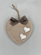 Carica l'immagine nel visualizzatore di Gallery, Cuore in legno 10 cm con decorazioni in gesso