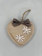 Carica l'immagine nel visualizzatore di Gallery, Cuore in legno 10 cm con decorazioni in gesso