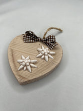 Carica l'immagine nel visualizzatore di Gallery, Cuore in legno 10 cm con decorazioni in gesso