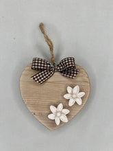 Carica l'immagine nel visualizzatore di Gallery, Cuore in legno 10 cm con decorazioni in gesso