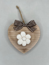 Carica l'immagine nel visualizzatore di Gallery, Cuore in legno 10 cm con decorazioni in gesso