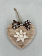 Carica l'immagine nel visualizzatore di Gallery, Cuore in legno 10 cm con decorazioni in gesso