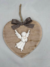 Carica l'immagine nel visualizzatore di Gallery, Cuore in legno 14 cm con decorazioni in gesso