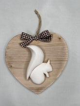 Carica l'immagine nel visualizzatore di Gallery, Cuore in legno 14 cm con decorazioni in gesso